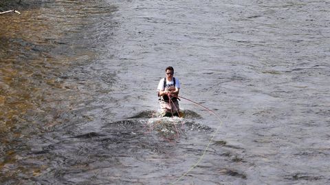 Cientos de pescadores madrugan este domingo para intentar hacerse con el preciado campanu