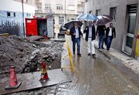 Louro, en el centro, visit� las obras en V�ctor Cervera Mercadillo acompa�ado de t�cnicos y vecinos. 