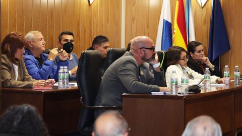 Benjamín Escontrela, de azul, junto a sus compañeros de gobierno de Camiña Sarria y el BNG