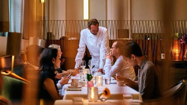 El chef Daniel Humm junto a los comensales de una de las mesas de su restaurante de Manhattan