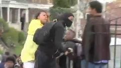 Reconoce a su hijo en las protestas de Baltimore y sale a buscarlo para llev�rselo a casa