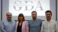 Sonia Ogando, concejala de Urbanismo de Ourense, y Rafael Castro, delegado del Colegio de Arquitectos en la provincia, en el centro, junto a los representantes de Vigo y Pontevedra