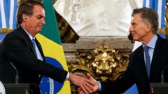 Bolsonaro y Macri se saludan antes de ofrecer una comparecencia conjunta en Buenos Aires