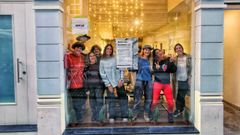 Julia, Estrella, Carmen, Blanca, Fabienne, Patricia y Mar�a en el escaparate del Mercado Moderno. 
