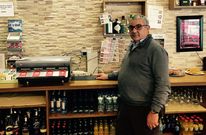 Manuel, del restaurante Al Paso, muestra el hueco donde estaba la caja registradora. 