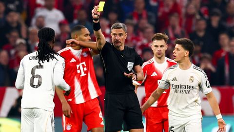 El �britro del Bayern-Real Madrid, Slavko Vincic le ense�a la segunda tarjeta amarilla a Eduardo Camavinga (de espaldas, con el dorsal n�mero 6).
