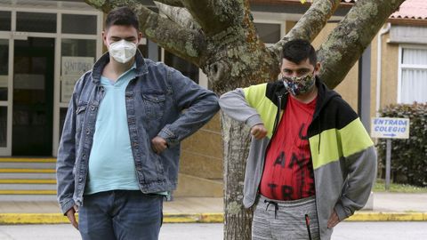 Eduardo López y Ricardo Pérez. Los dos veinteañeros que recorren los centros de la comarca de Ferrol concienciando a escolares tienen una larga lista de proyectos: Edu está volcado en la tecnología y Ricardo quiere ser actor, pero tiene 16 libros ilustrados listos para publicar