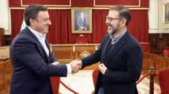 El presidente provincial, Valentn Gonzlez Formoso, y el alcalde de Ferrol, ngel Mato, saludndose en la firma del convenio que se desarroll en el saln de plenos ferrolano.