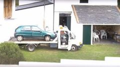 En la imagen, en el exterior de la casa de Ribadeo donde se desarroll� la operaci�n, el coche en el que estaba previsto ocultar la droga y la gr�a donde viajar�a hasta Vilagarc�a