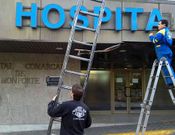 Reparaci�n del letrero de la puerta principal del hospital