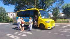 El bus lanzadera de Monforte al embarcadero de Ponte do Sil sale del aparcamiento del Parque dos Condes