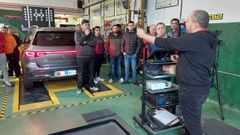 Profesores y alumnos, escuchando las explicaciones de un t�cnico en la sesi�n de ayer.
