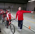 Pr�cticas con la bicicleta en el colegio Mestre Vide. 