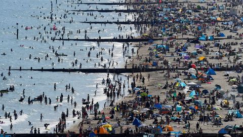 En la localidad británica de Bournemouth la gente se ha ido masivamente a la playa