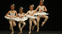 Por el escenario del auditorio de Vilagarc�a pasaron todo tipo de bailarines. Estas peque�as optaron por el lado m�s cl�sico. 