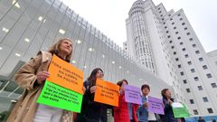 Protesta del colectivo Feminismo Unitario de Vigo previa al juicio por incumplimiento de la orden de alejamiento al polic�a local que acos� a una joven