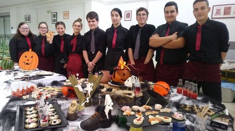 Los alumnos de hosteler�a del IES Lagoa da Antela de Xinzo prepararon un men� de Sama�n para sus compa�eros de instituto