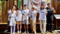 Alma L�pez (tercera por la derecha), hizo un voluntariado de la Unesco en el barrio de�Tianqiao, en Pek�n.