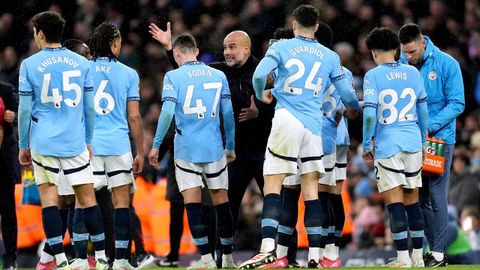 Guardiola da instrucciones a sus jugadores durante el partido del domingo contra el Liverpool