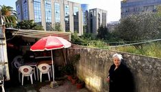 <span lang= es-es >En O Chouzo esperan por la expropiaci�n</span>. Los vecinos de los terrenos que ocupar� la Ciudad de la Justicia aguardan desde hace a�os a que el Concello compre sus fincas y los reubique.