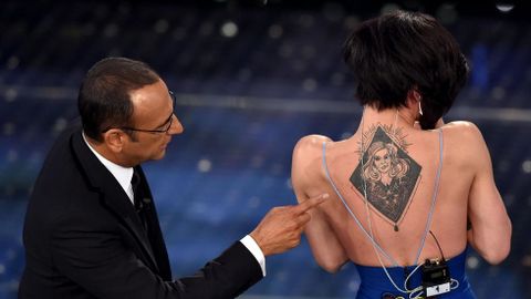 Conchita Wurst luci� un gran tatuaje en su espalda.