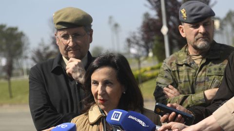 La ministra de Defensa, Margarita Robles (c) hace declaraciones a los medios durante su visita este viernes al Regimiento de infanter�a �Pr�ncipe� N� 3 en el Acuartelamiento � Cabo Noval