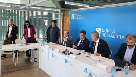 Foto de la reuni�n de ayer, a la izquierda los tres rectores gallegos, el secretario xeral de Universidades, el conselleiro de Educaci�n, el conselleiro de Sanidade y el gerente del Sergas