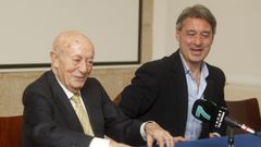 LUCIO BLAZQUEZ (IZ) RECIBE EL PREMIO LOLA TORRES. EN LA IMAGEN, CON JOSE ANTONIO CACABELOS RICO, ALCALDE DE O GROVE.