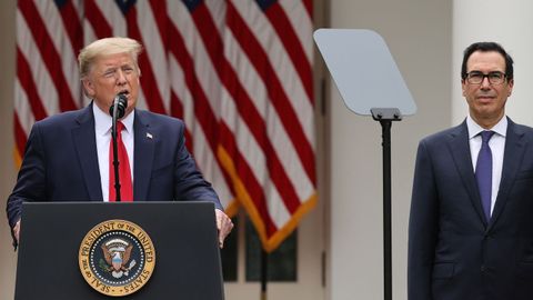 Trump, junto al secretario del Tesoro, en su rueda de prensa en el jardín de la Casa Blanca