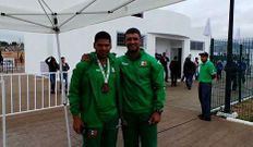Gustavo Dacal, con dos de los lanzadores de competici�n adpatada y con Lagunes, tras lograr el bronce. Arriba, la pista de entrenameinto.