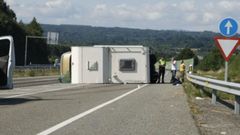 Accidente de una autocaravana en la A-8 a su paso por el municipio de Guitiriz