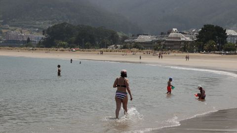 Las playas dan una tregua ante las elevadas temperaturas que se registran durante estos d�as en A Mari�a