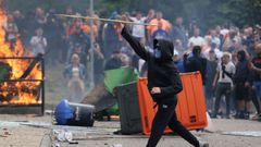 Manifestantes de ultraderecha queman contenedores y establecimientos durante una protesta antiinmigracin en Rotherham.