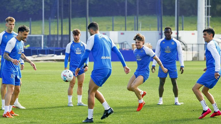 Comas, Ximo, Altimira, Zaka, Soriano, Nsongo y Villares (de izquierda a derecha), durante el entrenamiento de ayer en Abegondo