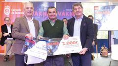Pedro Rielo Lamela (centro), primeiro premio na modalidade de adultos, con Valentín García, secretario xeral da Lingua, e Raúl González, alcalde de Dumbría