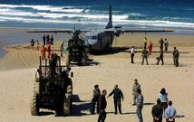El avi�n pudo despegar de la playa un d�a despu�s de su llegada a Carballo.