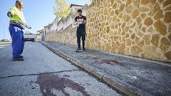 Un reportero toma imgenes de una mancha de sangre este lunes en El Casar de Escalona