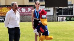 Carla Su�rez, del Ribeira Atletismo, en el podio del auton�mico.