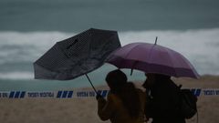 El temporal es un espect�culo m�s en la playa coru�esa de Riazor
