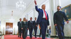 Trump camina junto a Zelenski, Meloni, Macron, Stubb, Rutte y Merz por un pasillo de la Casa Blanca.