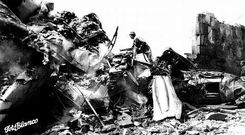 Un hombre durante las operaciones de rescate en los restos del avi�n, que arras� con el muro del Pazo do R�o.