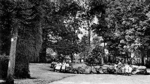 Un grupo de nios, junto a la Fuente de las Ranas del Campo San Francisco