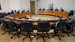 El conselleiro V�zquez Almu��a, primero por la derecha, en la semivac�a comisi�n de investigaci�n sobre la sanidad, con los puestos vac�os de la oposici�n, que rechaza participar