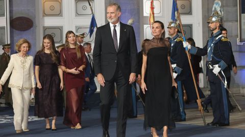 La Reina Sof�a, la princesa Leonor, el Rey Felipe VI, la Reina Letizia y la Infanta Sof�a salen del Teatro Campoamor tras asistir a la ceremonia de entrega de los 'Premios Princesa de Asturias 2025'