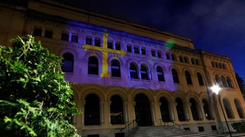 Proyeccin de la bandera de Asturias en la sede de presidencia del Principado