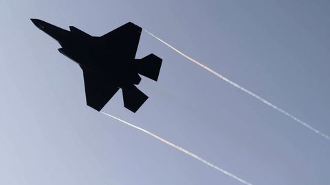 Un avin de combate israel F35 despega desde un lugar no revelado en el centro de Israel, este domingo