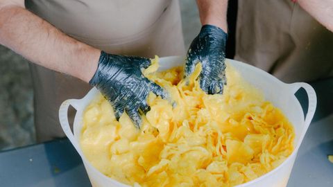 Elaboracin de una tortilla gigante en Xinzo de Limia