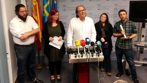 Juan Miguel Chaves, primero por la derecha, en una comparecencia de Podemos en la anterior legislatura