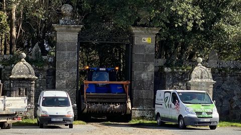 Un tractor de grandes dimensiones accediendo al pazo de Meirs a mediados de marzo para acondicionar las zonas verdes