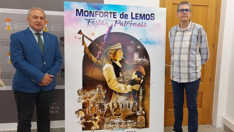 El alcalde José Tomé y el autor del cartel, César Núñez, en la presentación del diseño elegido para anunciar las fiestas patronales